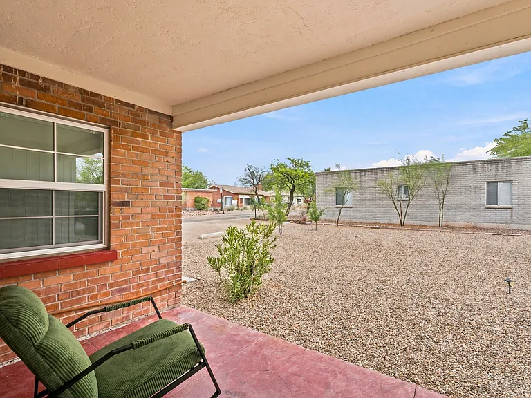 2542 E Seneca St — Photo 34
