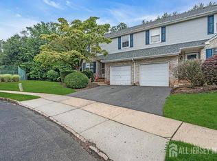28 Hawthorn Dr, Edison, NJ 08820