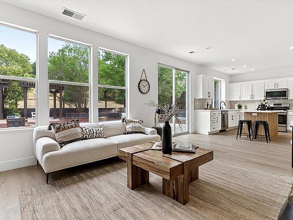 3rd image of 827 Promenade Ct