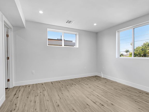 4th image of 1006 1/2 Spence St