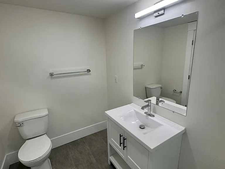 422 E Walnut — Photo 35