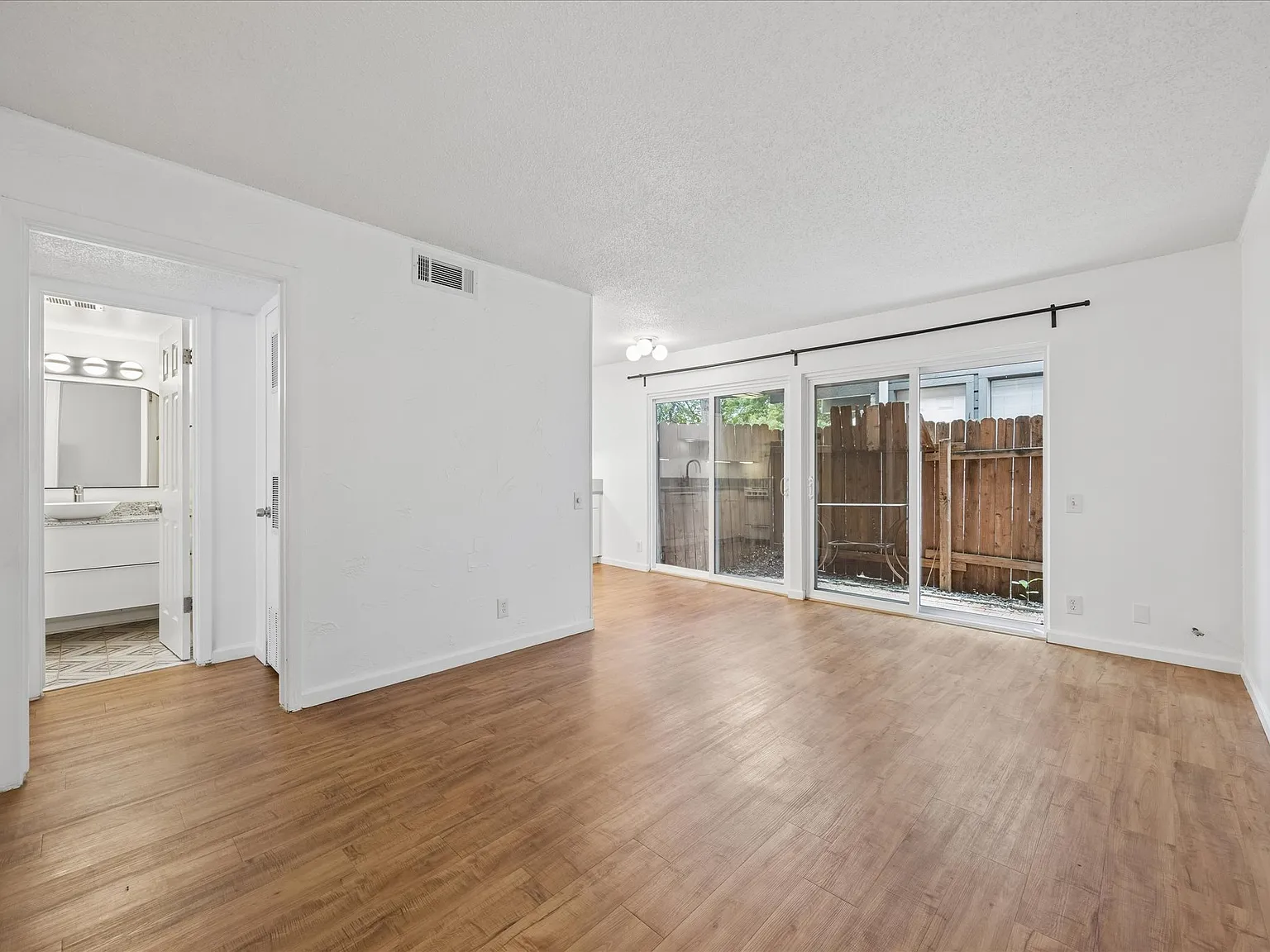 1 bed, 550 sqft, $1,350 — Photo 4