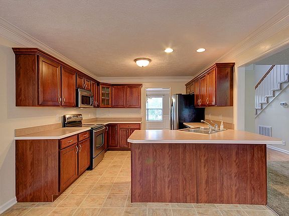2nd image of 432 Winding Bluff Way