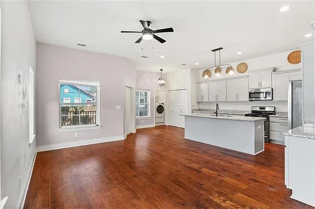 1402 Alvar St — Photo 2