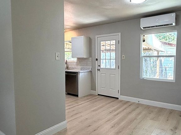 3rd image of 807 Raleigh Cir