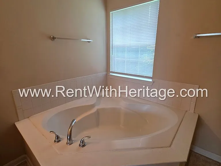 6535 Manor Creek Dr — Photo 20