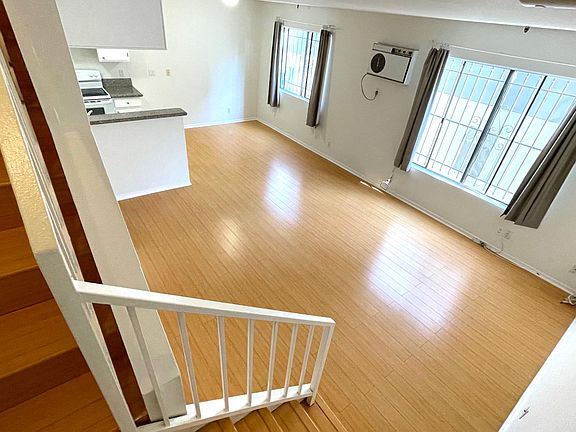 3rd image of 4735 Oakwood Ave APT 5