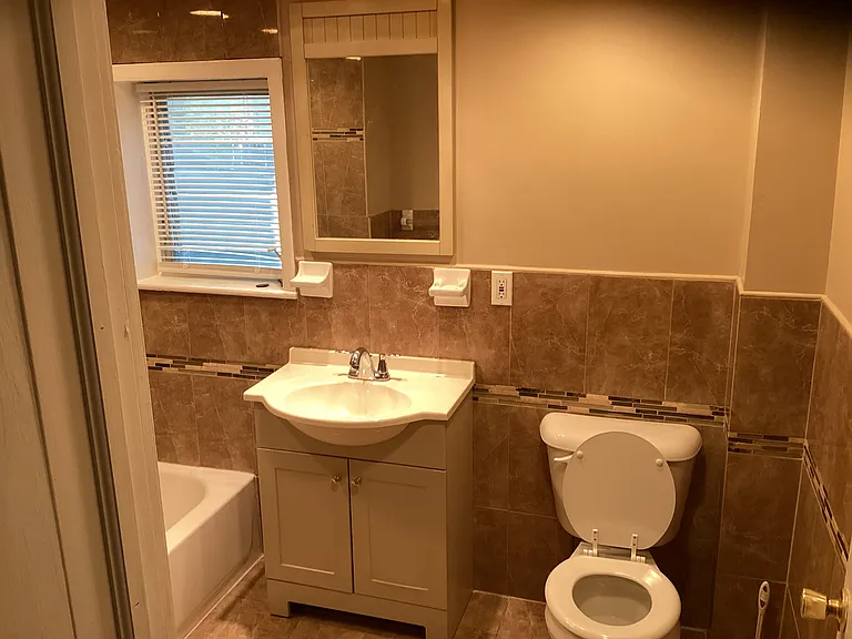 115 W Washington Ln — Photo 6