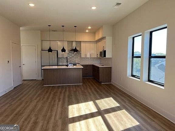 5th image of 112 Rogers St NE #408