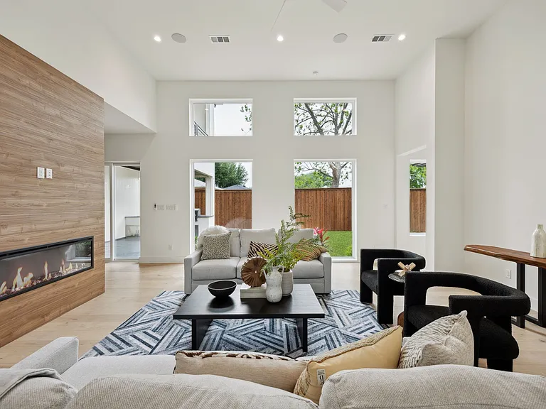 3815 Hawick Ln — Photo 3