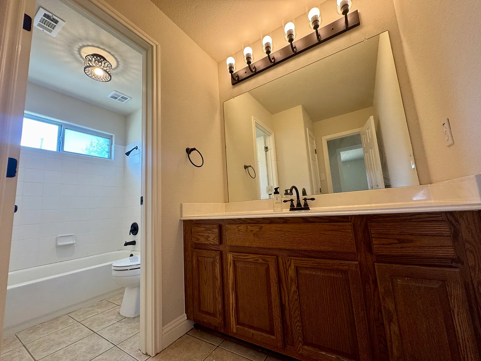 4 bed, 2894 sqft, $2,300 — Photo 3