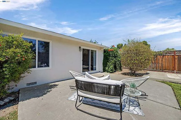 4034 Francisco St — Photo 8