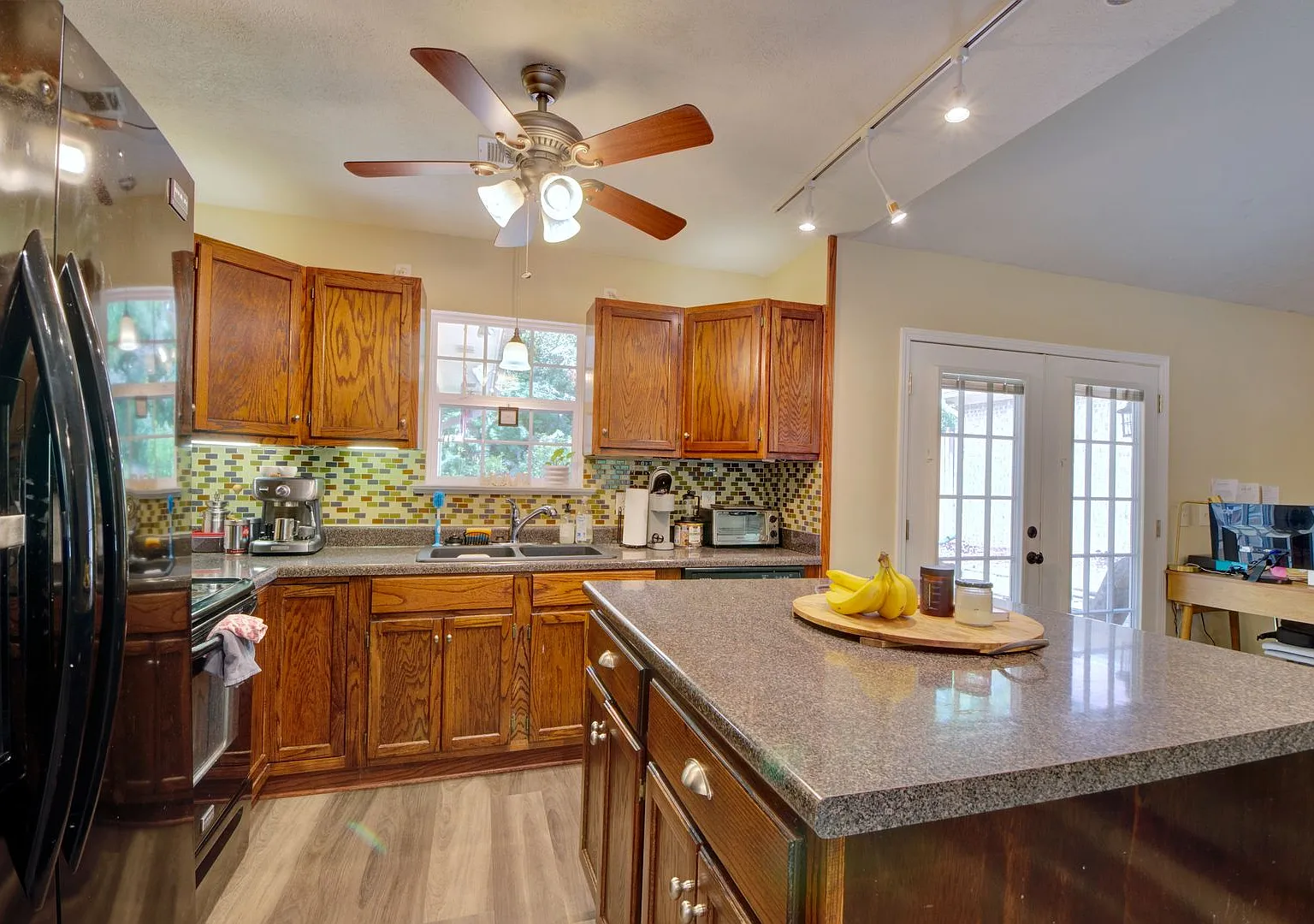 Heart of Auburn! 2 Bedroom Townhouse For Rent — Photo 3