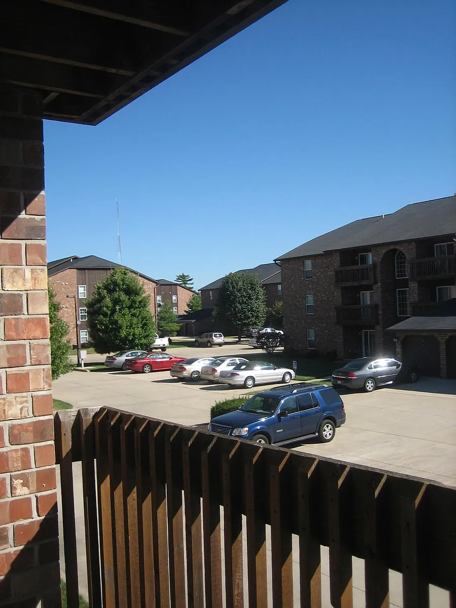 Building Photo - Silver Oaks