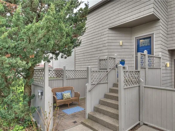 44 Seabreeze Ln, Bristol, RI 02809