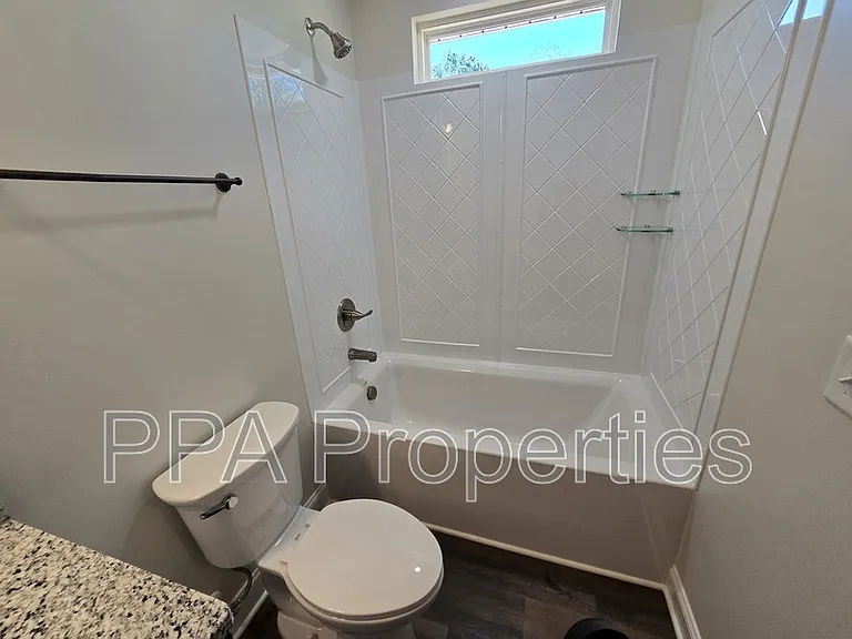 402 Giles St — Photo 16