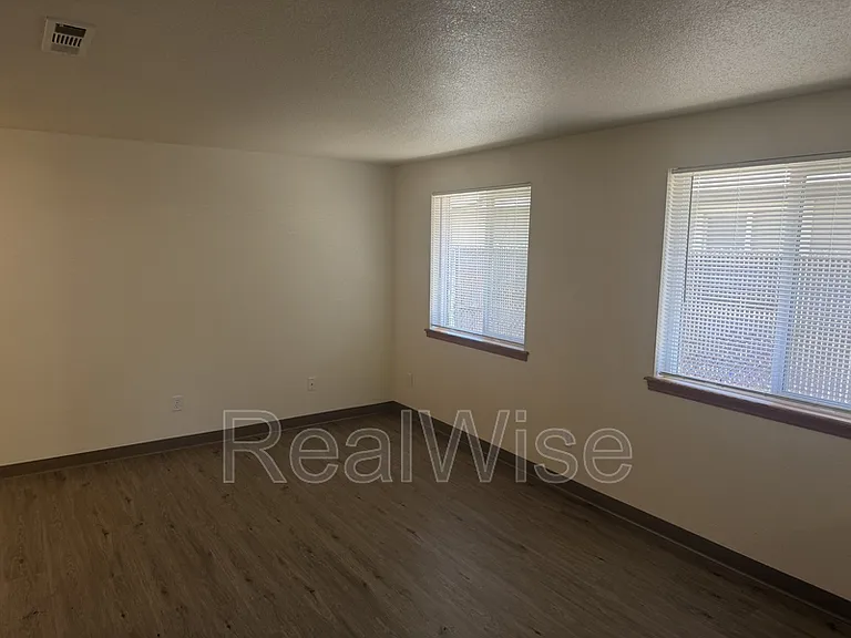 210 3rd St #B — Photo 20