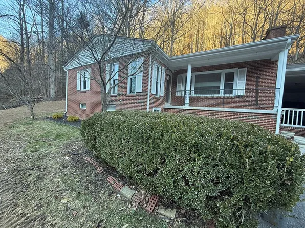 1059 Shady Lane St, Grundy, VA 24614