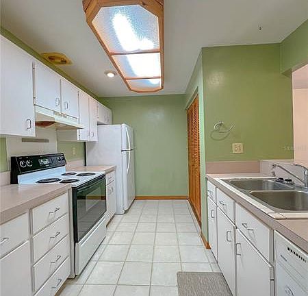 3rd image of 2822 SW 14th Dr #2822