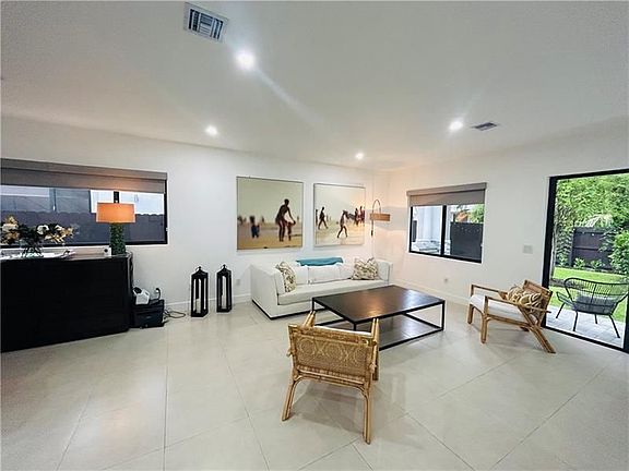 5th image of 310 SW 9th St #1