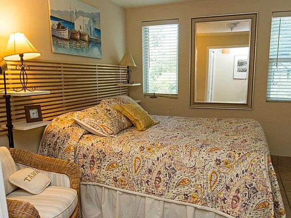 Dwn stairs queen bedroom