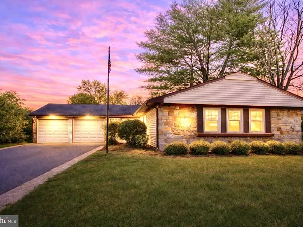 81 Gardenbrook Ln, Willingboro, NJ 08046