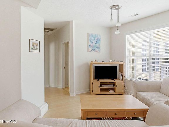 4th image of 714 E Pipers Glen