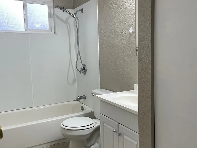 1041 Warwick Ave — Photo 5