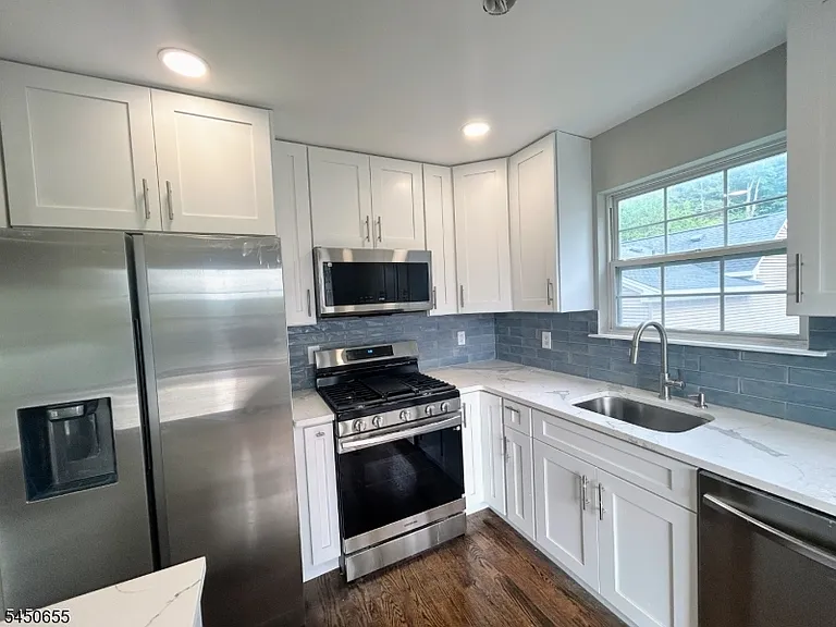 2501 Vantage Ct — Photo 8