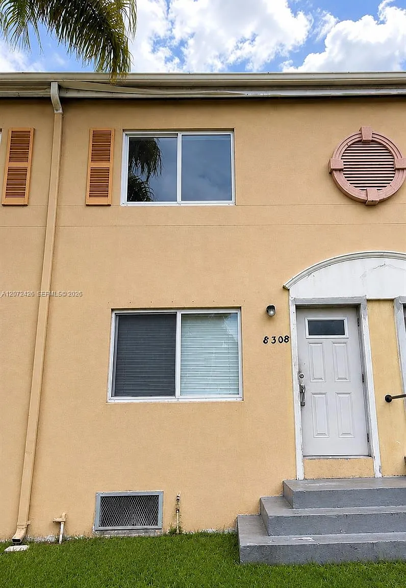 Sunset Palm Villas Condo — Photo 1