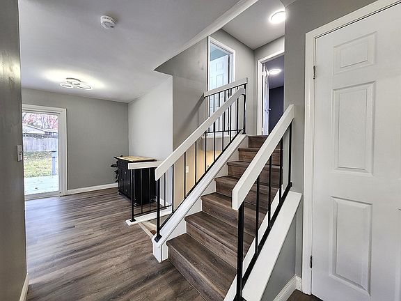 4th image of 221 Blackhawk Pl