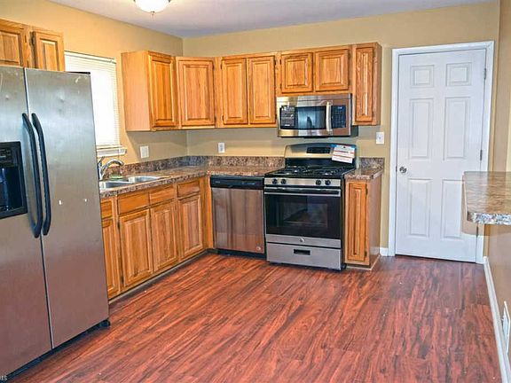 5th image of 43282 Hyde Park Dr