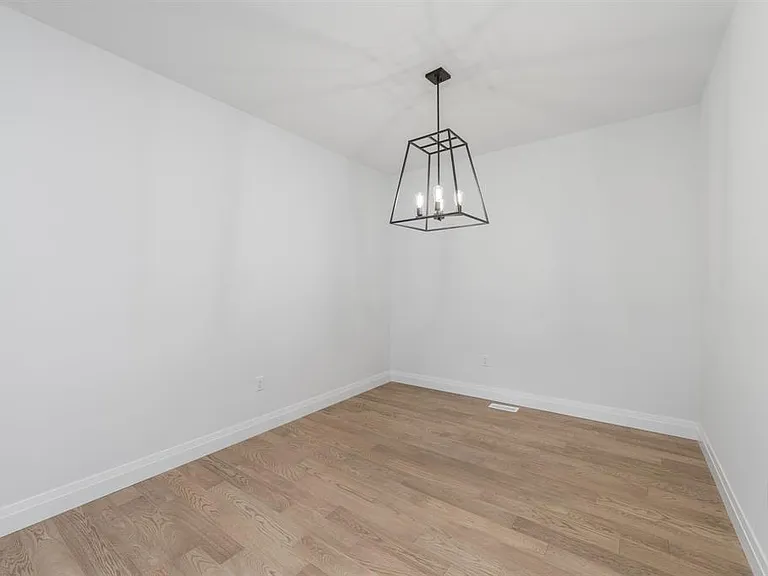 397 Victoria St — Photo 8