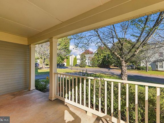 4th image of 798 Autumn Ridge Rd