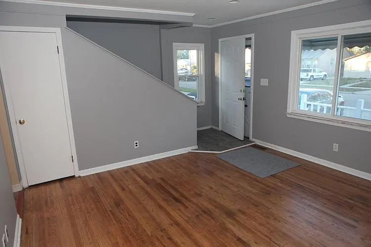 3 bed, 910 sqft, $1,300 — Photo 2