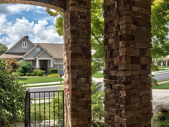 4th image of 1105 Creekwood Cir