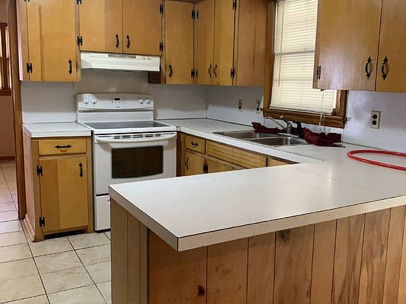 2nd image of 908 Twin Oaks Ave