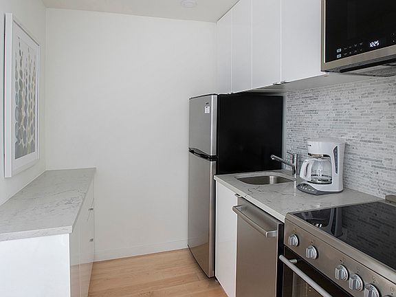 4th image of 150 W 51st St APT 1722
