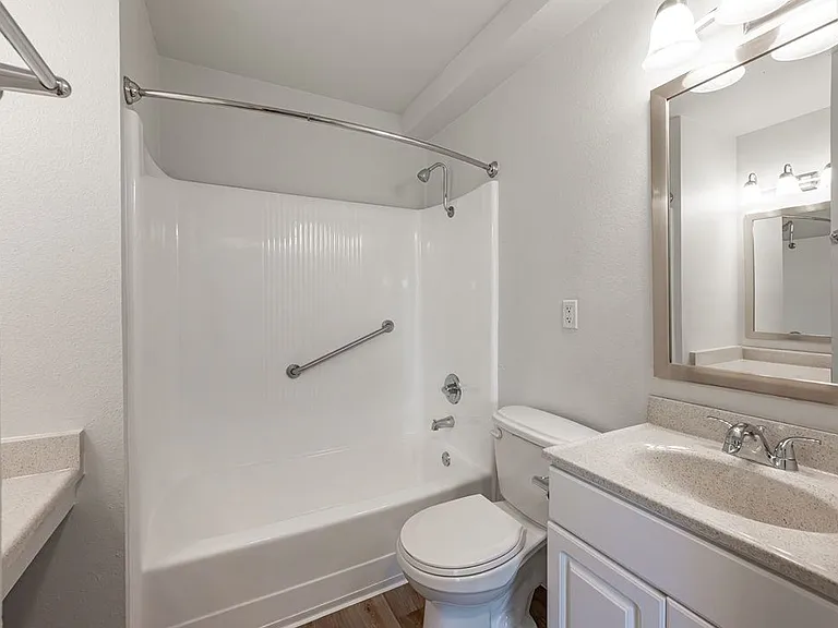 Oak Park Apartments — Photo 24
