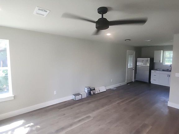 3rd image of 504 W Avenue A