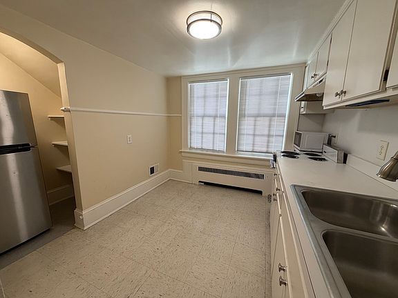 5th image of 1126 Nash St N #B