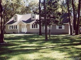16 Averly Pl, Smithtown, NY 11787
