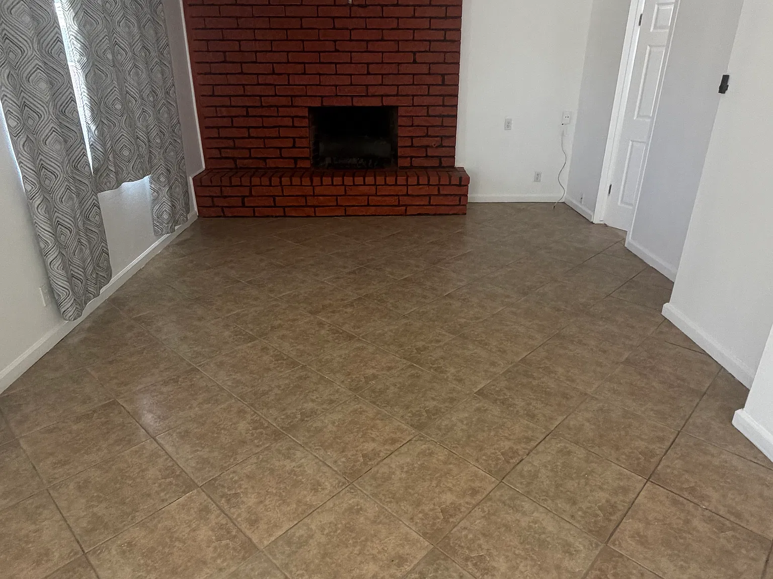 3 bed, 1370 sqft, $2,100 — Photo 3