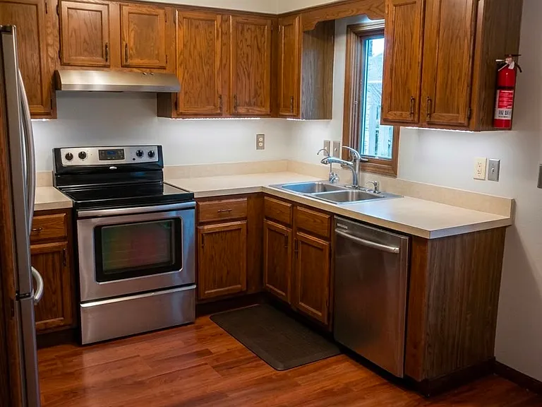 Kitchen: stove, diswasher, cabinets, refrigerator
