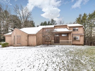 4887 Starak Ln, Ann Arbor, MI, 48105