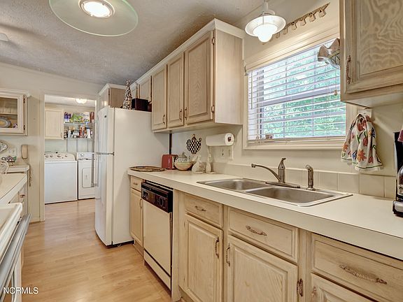 5th image of 633 Capeside Dr
