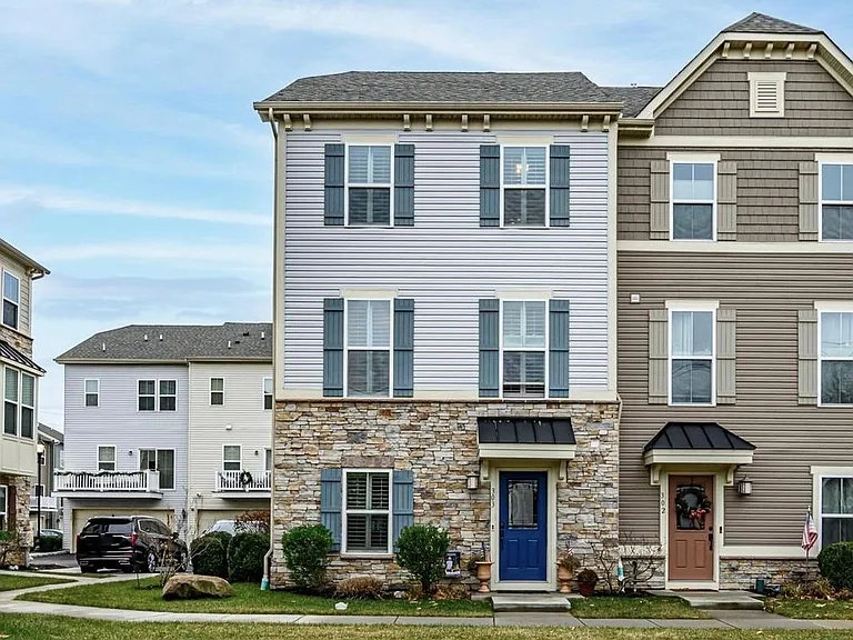 303 Bayside Ct — Photo 1