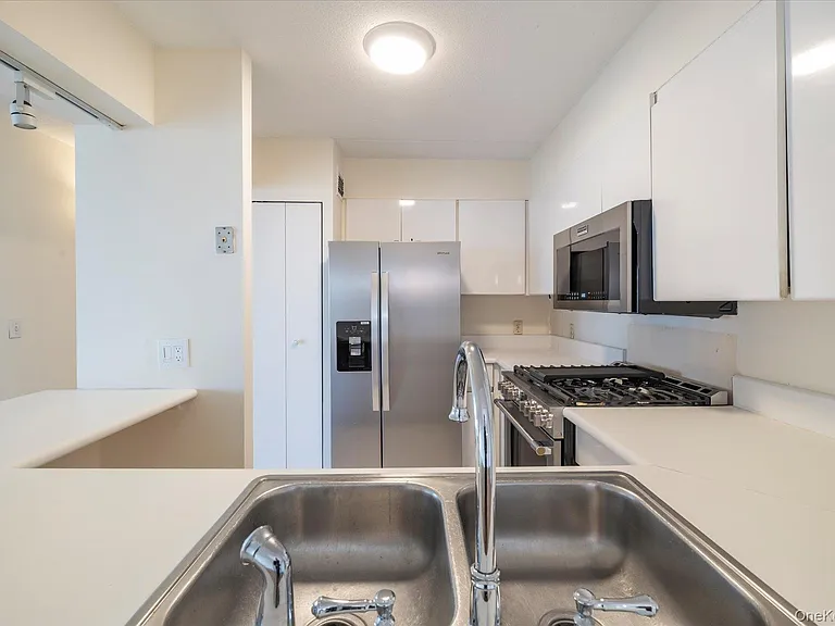 170 W Broadway #4H — Photo 12