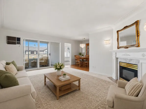 1055 Lawrence Ave Unit 102, Kelowna, BC V1Y 6M3