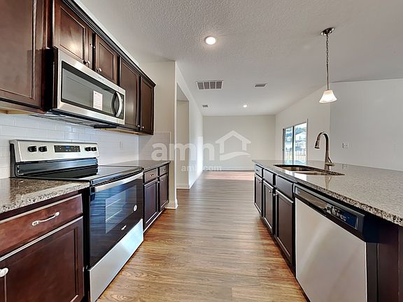 3rd image of 106 Olivewood Pl